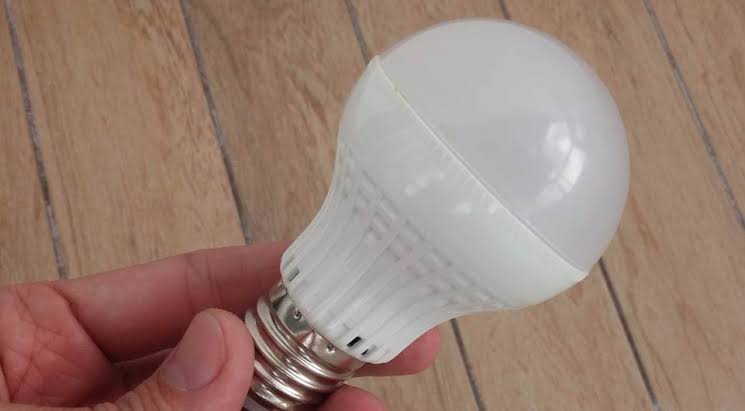 Agora, o que poucos sabem é que entre as lâmpadas de LED há diferença de consumo de energia elétrica de acordo com o modelo