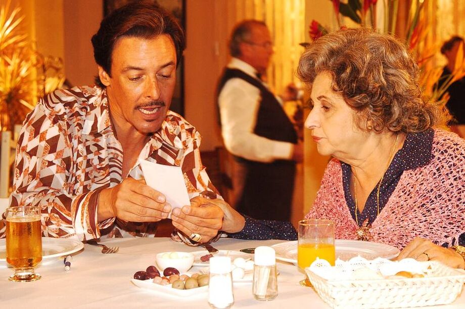 José D'Artagnan, em cena com a atriz Thelma Reston, em 2005, na novela A Lua Me Disse.