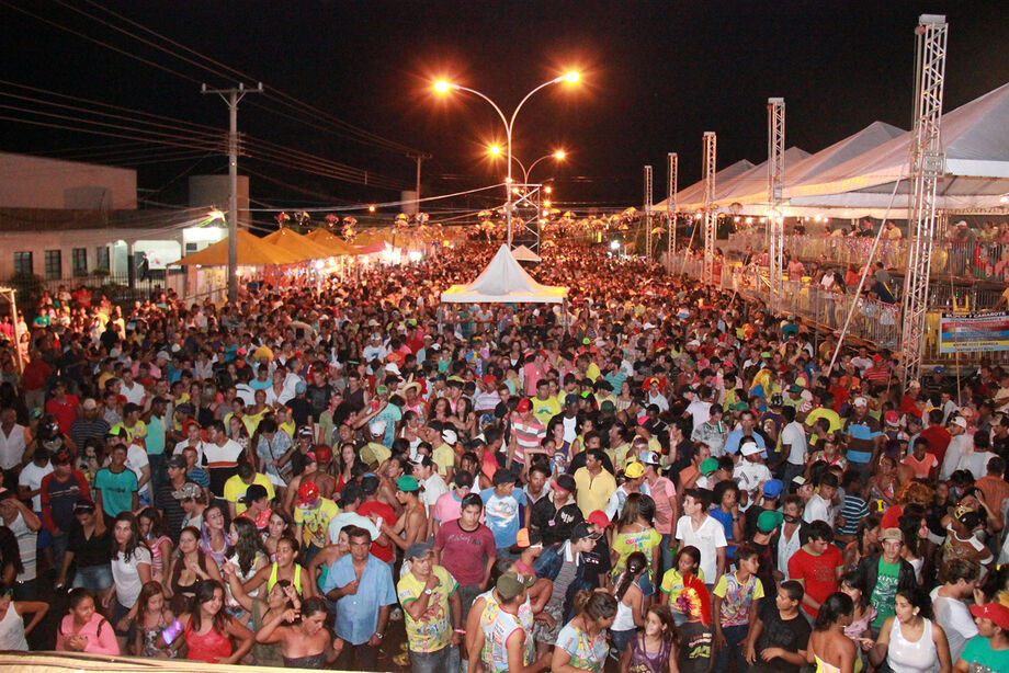 A realização de festas ou eventos dessa magnitude, quando em desconformidade às normas legais e as normas de segurança, configura a contravenção penal prevista no artigo 47, do Decreto-Lei 3.688/41