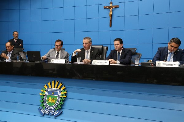 Projetos do Executivo estão em primeira discussão