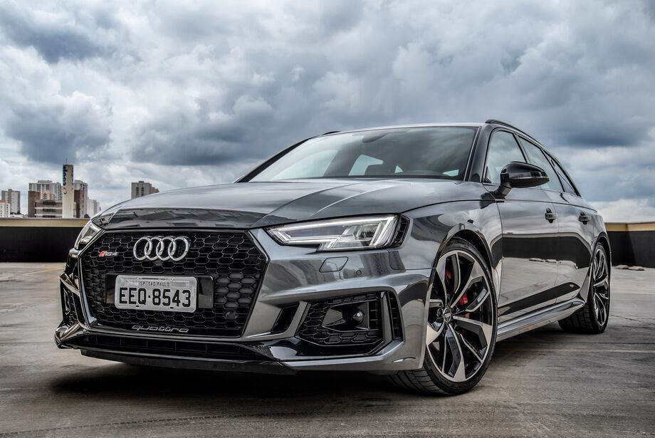 Motor V6 desenvolve 450 cv de potência e acelera de 0 a 100 km/h em 4,1 segundos