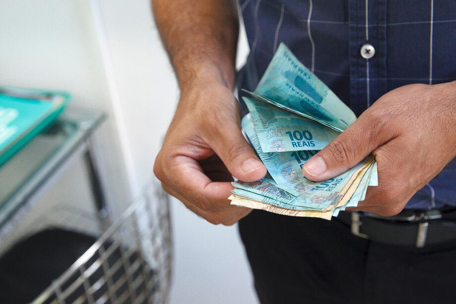 Quase 90% desse grupo têm rendimentos que ficam entre 1 e 2 salários mínimos, faixa que não faria mais jus ao benefício