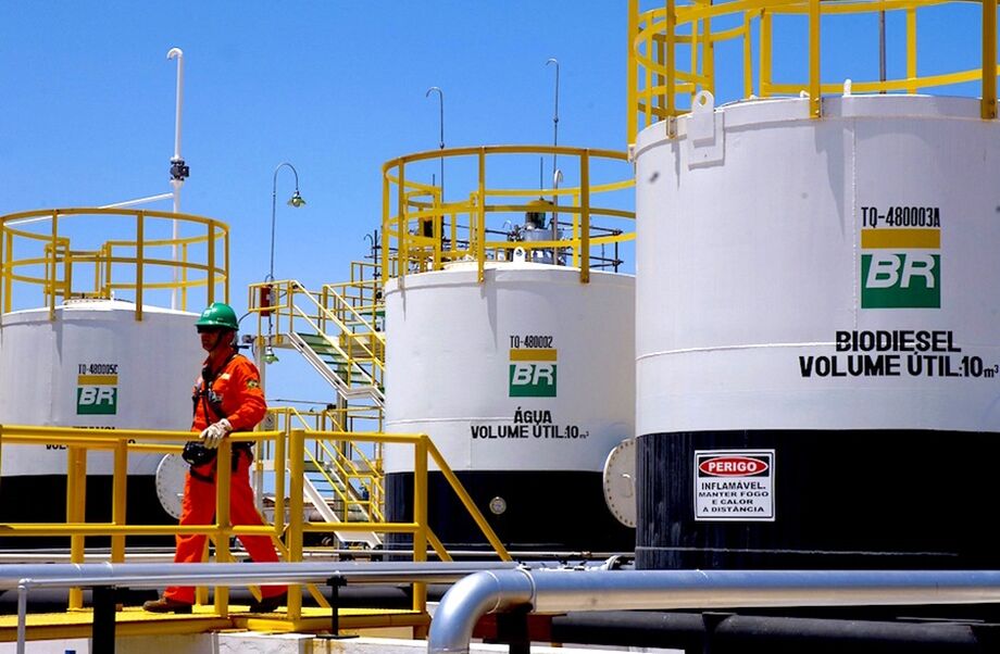A Petrobras disse na última informação concedida ao mercado sobre o assunto, no dia 25 de fevereiro, que ainda não havia sido descoberta a causa do rompimento do mangote que provocou o acidente quando a plataforma P-58 transferia petróleo para um navio al