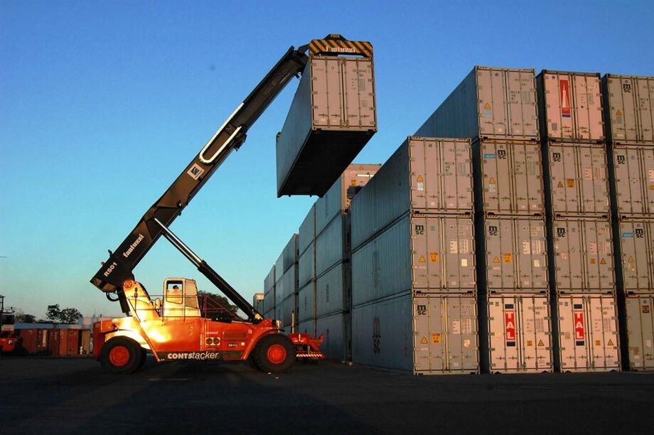 A balança comercial brasileira registrou superávit de US$ 3,673 bilhões em fevereiro. No mês passado, as exportações somaram US$ 16,293 bilhões, uma queda de 15,8% ante fevereiro de 2018