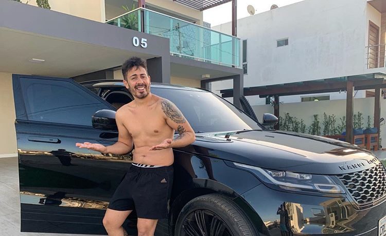 Em outras publicações, o influenciador digital chegou a dizer que Kaká Diniz havia parado de responder as mensagens dele e que achava isso estranho