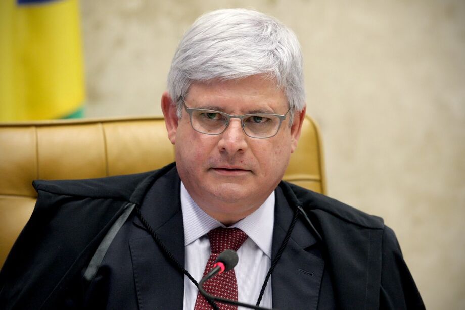 Terá também direito aos mesmos reajustes dos funcionários da categoria que continuam em atividade, em vez de ter o benefício corrigido pela inflação, como quase todos os aposentados e pensionistas do País
