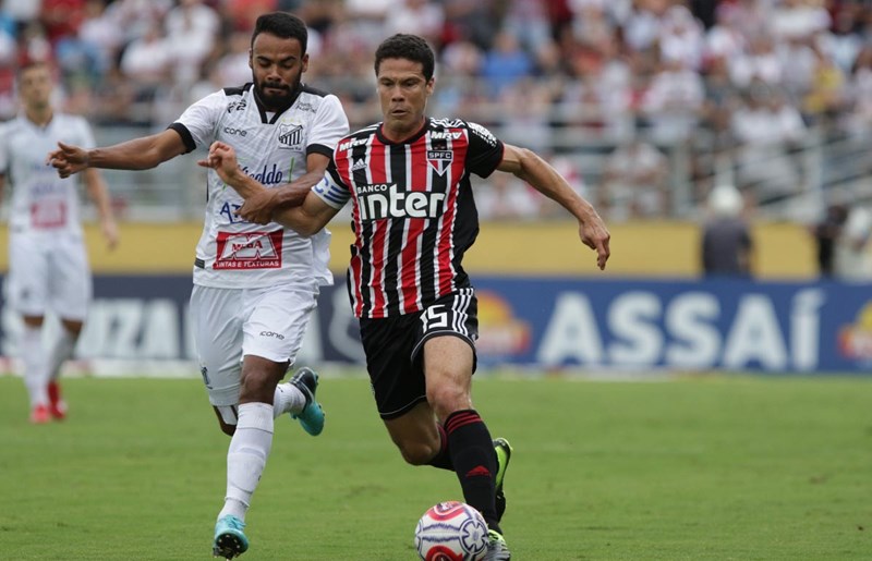 Hernanes, por sinal, também não fez uma boa partida. Desarmado em três oportunidades, errou passes simples e teve rendimento abaixo do esperado