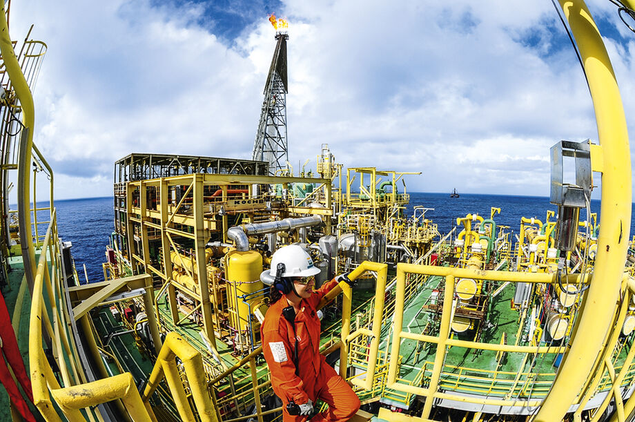 Como consequência, a extração de petróleo e a conversão da matéria-prima em combustíveis encolheram. Para compensar, a estatal ampliou a importação