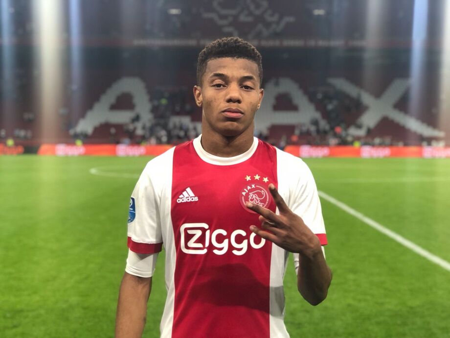 Tite deu chance a um outro novato, David Neres, que vem se destacando pelo Ajax e inclusive marcou uma vez na goleada sobre o Real Madrid