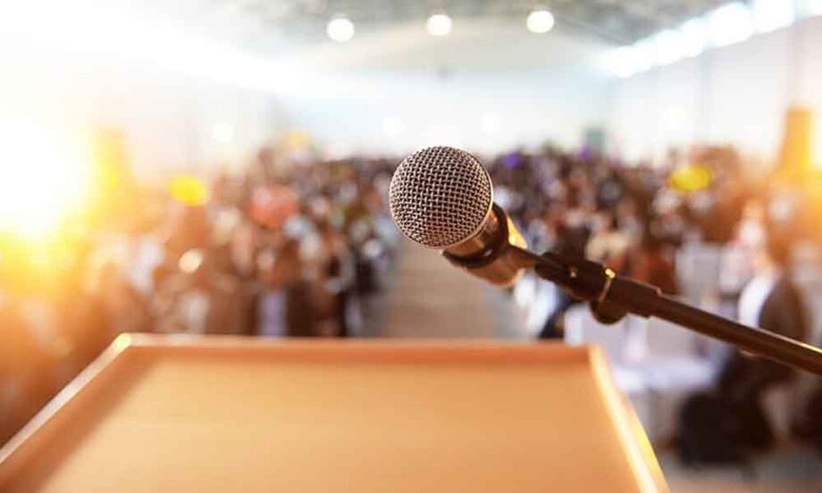 O conteúdo é o que se sabe, seja por vivência ou estudos; a técnica é o vocabulário, voz, postura corporal e é importante conhecer o ambiente e o público alvo para quem se vai falar