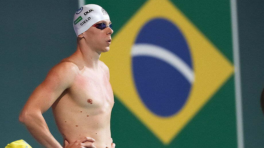 Ele não renovou o contrato com o clube Pinheiros e agora faz treinos mais leves na piscina do Centro Olímpico, em São Paulo