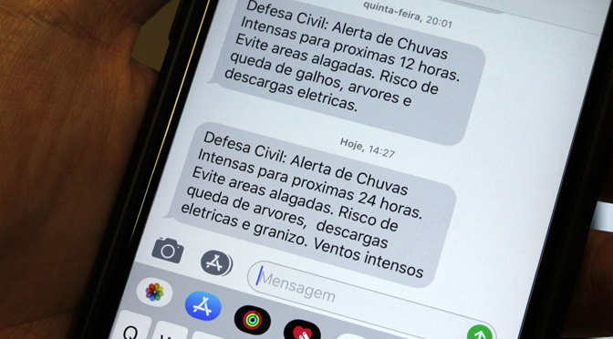 A orientação para os moradores destas cidades é: em caso de rajadas de vento não se abrigue debaixo de árvores
