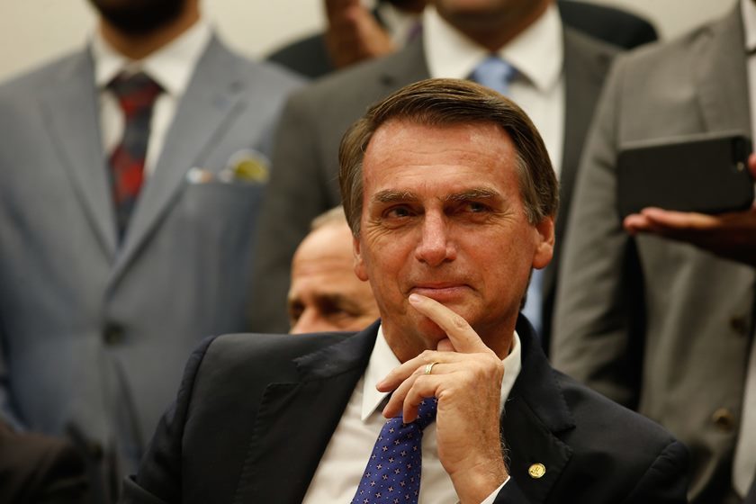 Quase metade das críticas e acusações contra a imprensa que aparecem na conta de Bolsonaro é feita por meio de retuíte de aliados e familiares