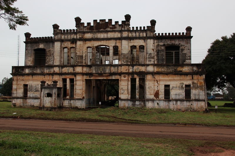 O prédio, erguido na década de 1920 com recursos federais e contribuições da companhia Matte Laranjeira, foi base governamental na fronteira durante o governo de Getúlio Vargas