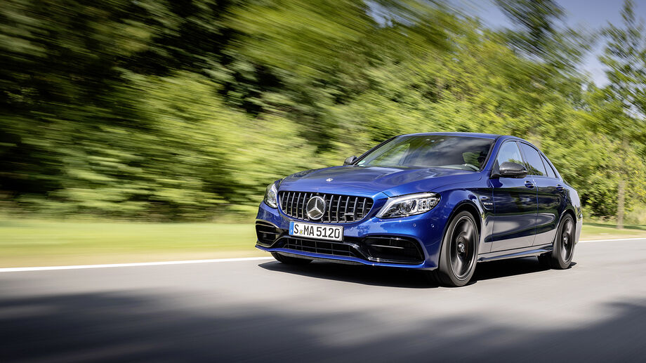 Motor biturbo 4,0 litros montado individualmente por um engenheiro da Mercedes-AMG