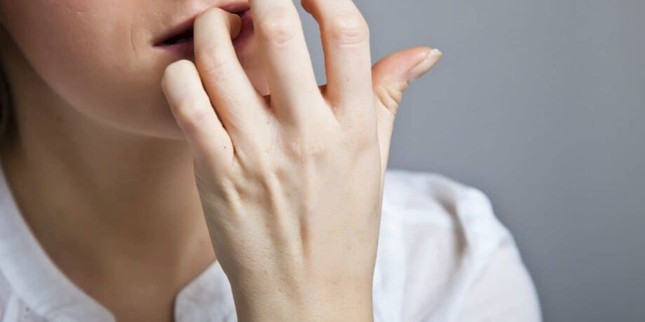 Em resposta ao medo, o transtorno se destaca de dois modos mais conhecidos: hábitos repetitivos e ataques de pânico. Roer as unhas pode vir como um ato de alívio, relaxamento e prazer, com o hábito repetitivo, pode se tornar uma ação automática.
