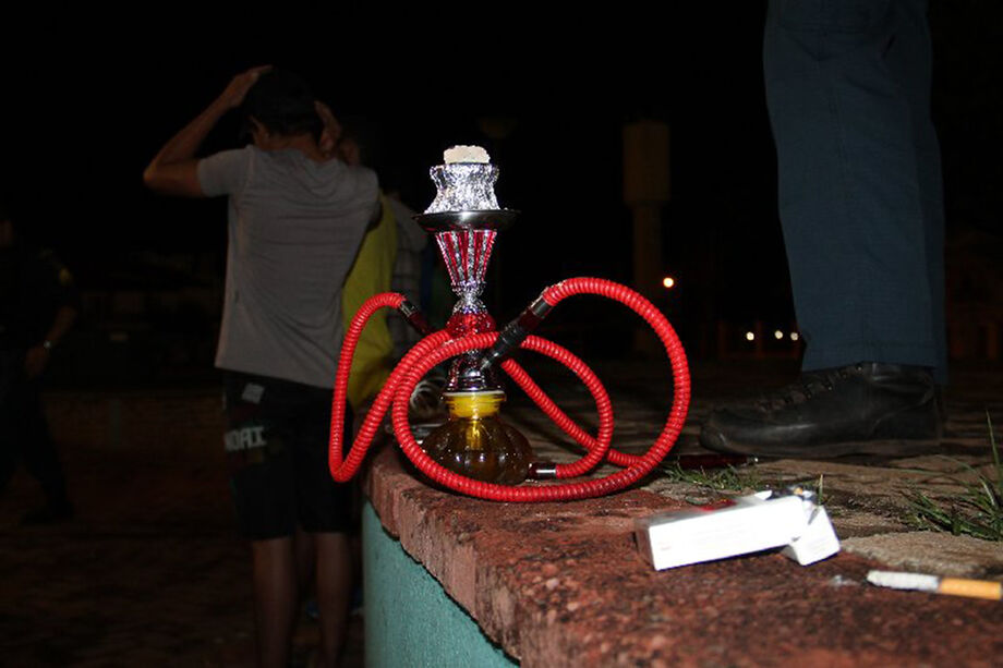 O narguilé é um cachimbo de água muito utilizado na cultura árabe, indiana e turca, preparado com um fumo especial, feito com tabaco, melaço e frutas ou aromatizantes