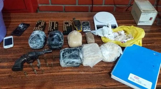 O morador do jardim Monte Líbano em Dourados, foi atuado pelo crime de posse irregular de arma de fogo de uso permitido e tráfico de drogas