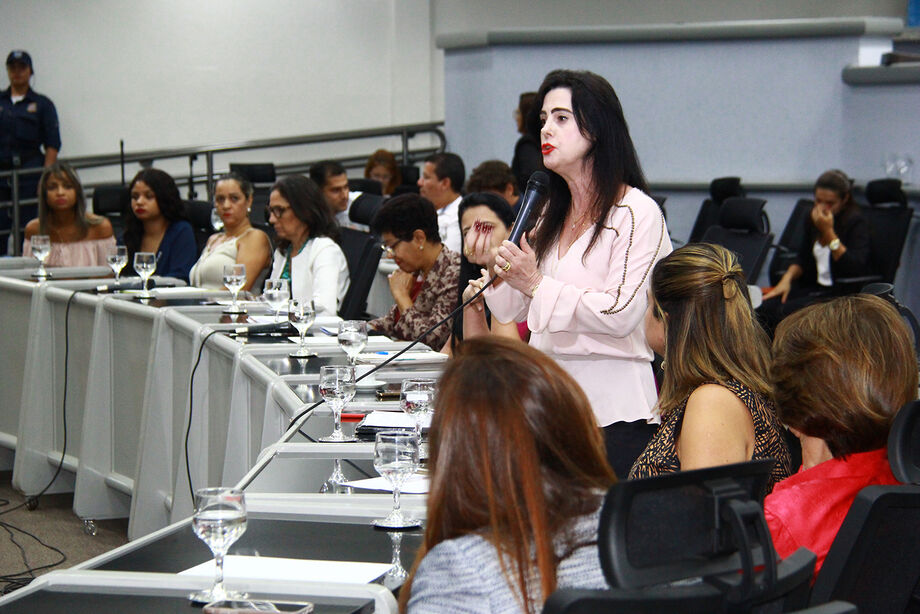 Atualmente, apenas 12 dos 81 senadores e 77 dos 513 deputados são mulheres