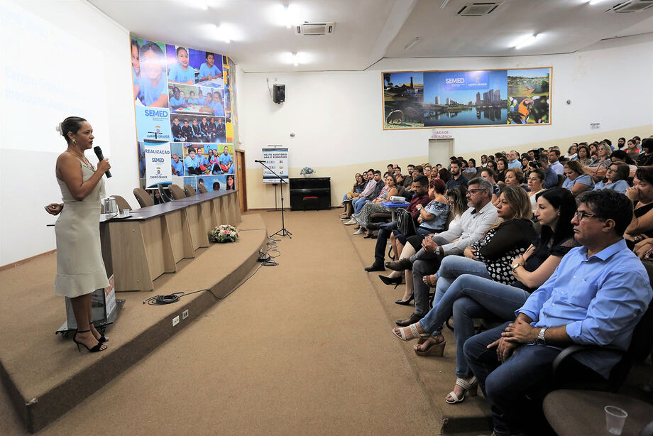 A superintende de Vigilância em Saúde da Sesau, Veruska Lahdo, apresentou um diagnóstico da situação epidemiológica da dengue no município