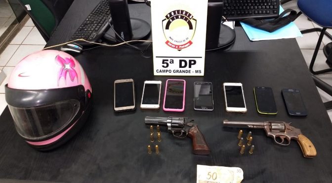 Diante da situação de flagrante, foi dada voz de prisão a Maurício e o mesmo foi encaminhado junto com o material ilícito e as armas de fogo para a 5ª Delegacia de Campo Grande onde foi apresentado a autoridade policial para as providências cabíveis