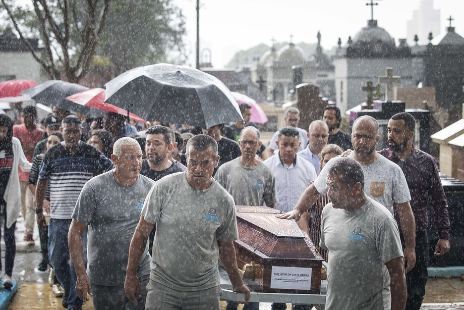 Ela ainda contou à Polícia que o menor também estaria procurando por uma arma de fogo, pois tinha interesse em adquirir, e que um outro tio dele perguntou para que ele queria arma, tendo o menor dito que iria cometer um atentado e que todo mundo ia fic