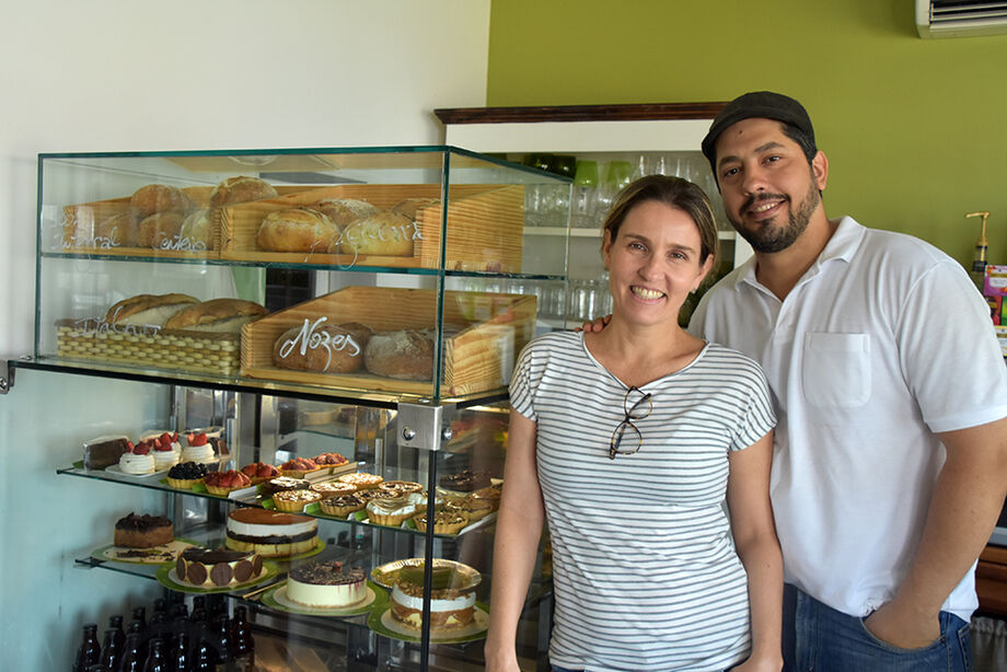 Na Confeitaria Sweet, há dois anos Reni Magalhães Garcia produz pães artesanais de fabricação natural.