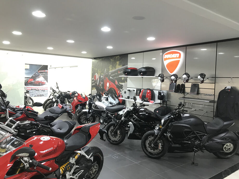 A nova concessionária Ducati Campo Grande, está localizada na rua Av. Afonso Pena, 5720, no bairro Chácara Cachoeira, região nobre para o setor automotivo e local privilegiado da capital sul- mato-grossense