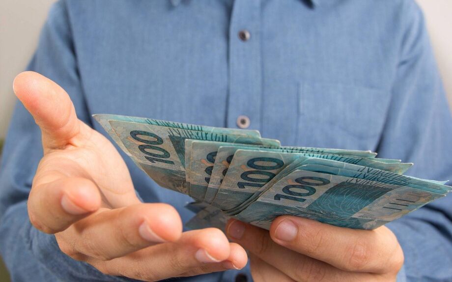 Hoje, qualquer pessoa pode emprestar dinheiro legalmente e receber juros. O investidor, além de além de auferir retornos maiores do que investimentos mais usuais nos bancos, também ajuda outras pessoas a alcançarem seus objetivos