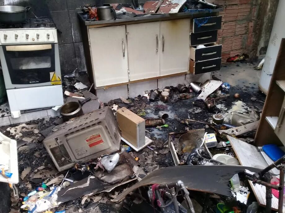 De acordo com as alegações do autor, como não havia ninguém na casa, fez uso de um isqueiro, e colocou fogo no imóvel o qual foi totalmente destruído