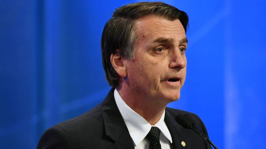 A MP citada por Bolsonaro foi editada em 2001 pelo então presidente Fernando Henrique Cardoso, e revogou o auxílio-moradia pago a militares, além da retirada de outros benefícios da categoria, como promoção automática, licença especial e adicional de inat