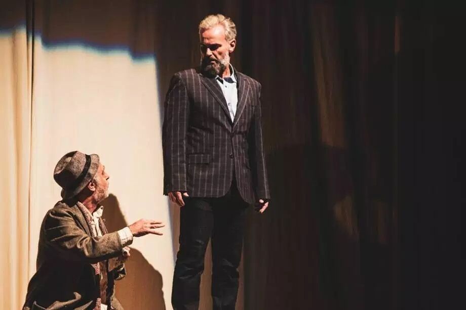 Para preparar o personagem que Mateus interpreta um homem que tenta cometer o suicídio, o ator afirma que fez uma vasta pesquisa antes de iniciar a peça