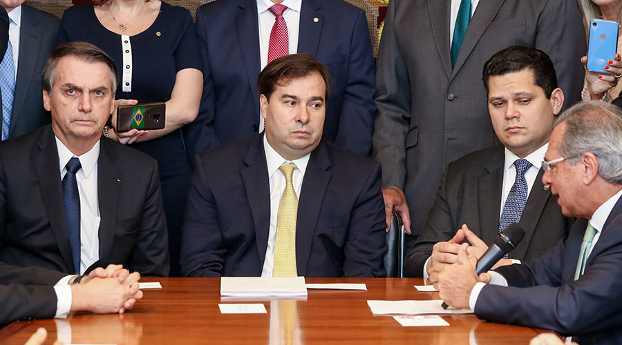 Em um gesto de apoio a Maia, o PPS recebeu o presidente da Câmara em sua convenção nacional realizada hoje em Brasília