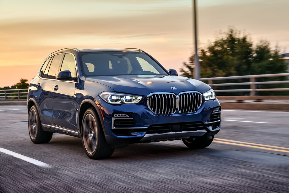 Maior, mais sofisticada e inovadora, a quarta geração do Sports Activity Vehicle (SAV) X5 chega em quatro versões e preços a partir de R$ 449.950,00.