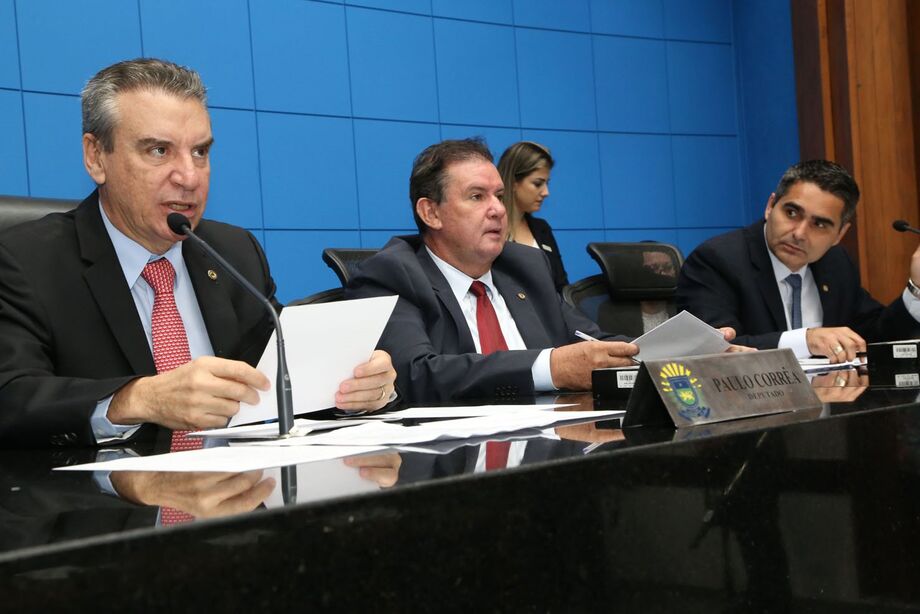 Deputados estaduais durante sessão ordinária na Assembleia Legislativa