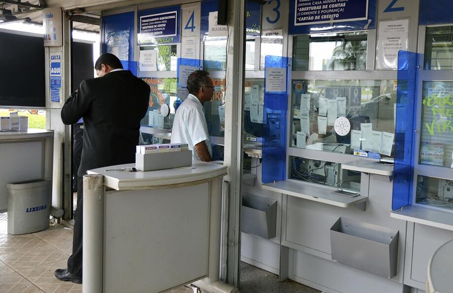Outra irregularidade registrada foi a inexistência de identificação de atendimento prioritário (gestantes, lactantes, mães com crianças no colo, portadores de necessidades especiais, pessoas portadoras de autismo e idosos)