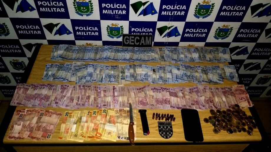 Dentro do imóvel foram encontrados um carregador de pistola 380, 16 munições de 9mm, uma embalagem plástica com uma porção de pasta base, uma faca com resquícios do entorpecente, além da quantia de R$1.574,00 em cédulas de baixo valor e moedas