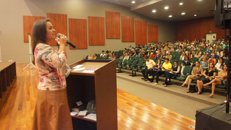 Para a vice-prefeita Adriane Lopes, o mês de março deve servir de reflexão sobre as conquistas das mulheres, sendo um momento importante para abordar a Lei Maria da Penha nas escolas