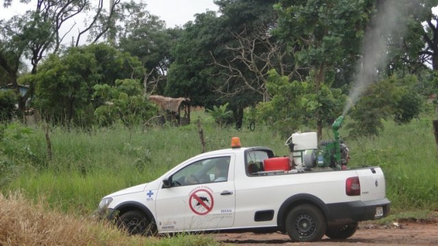 A aplicação do inseticida visa atingir, principalmente, as fêmeas do mosquito causador das doenças, mas é possível que outras espécies de insetos sejam atingidas e por isso a utilização deste método de aplicação deve ocorrer de forma criteriosa