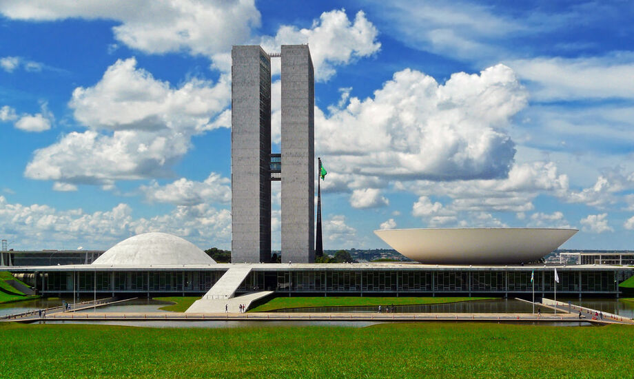 Com isso, o valor passível de destinação às emendas caiu de R$ 13,7 bilhões para R$ 10,8 bilhões, segundo o decreto