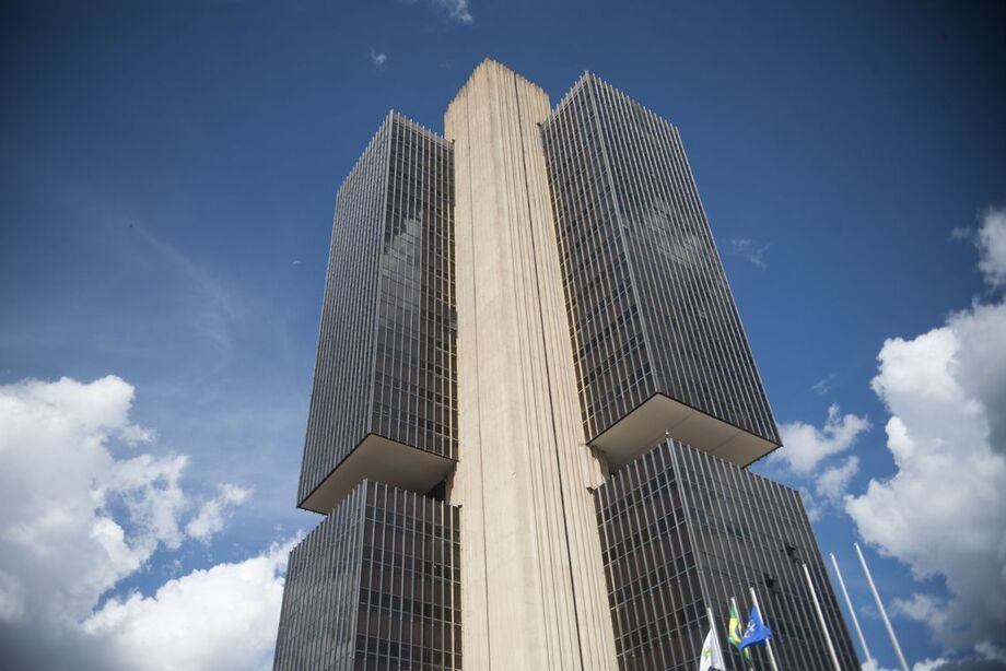 Os dados do BC mostraram ainda que o setor público brasileiro pagou R$ 30,1 bilhões em juros da dívida pública em fevereiro. O valor foi 44% maior que os R$ 20,9 bilhões de janeiro