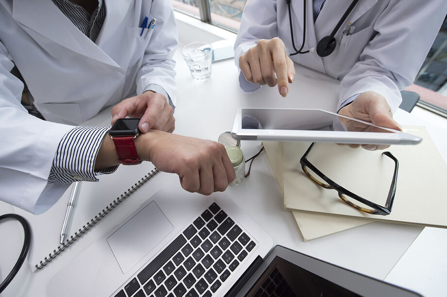 No Brasil, 29% das pessoas utilizam aplicativos móveis e dispositivos vestíveis para monitorar a própria saúde