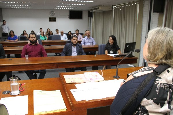 Aprovados se reuniram no Plenário Nelito Câmara para assinatura de posse