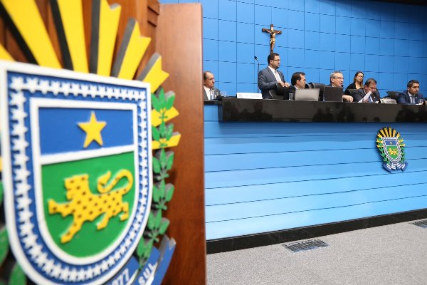 Deputados no plenário durante sessão ordinária