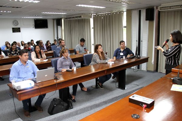 Ana Cláudia Gomes do Prado explicou sobre a tramitação dos projetos de leis