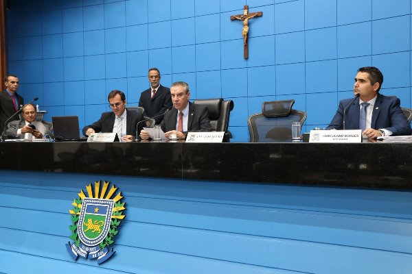 Deputados durante sessão ordinária da Assembleia Legislativa