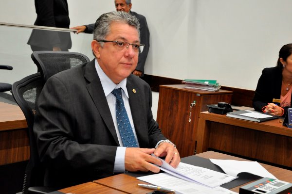 O parlamentar atentou para o perigo que vídeos e aplicativos de mensagens exercem sobre crianças e adolescentes