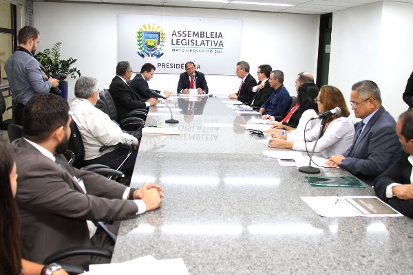 Reunião de representantes dos Poderes da esfera estadual com deputados da Comissão