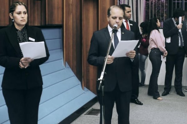 Fios soltos de poste preocupa moradores de bairro capital
