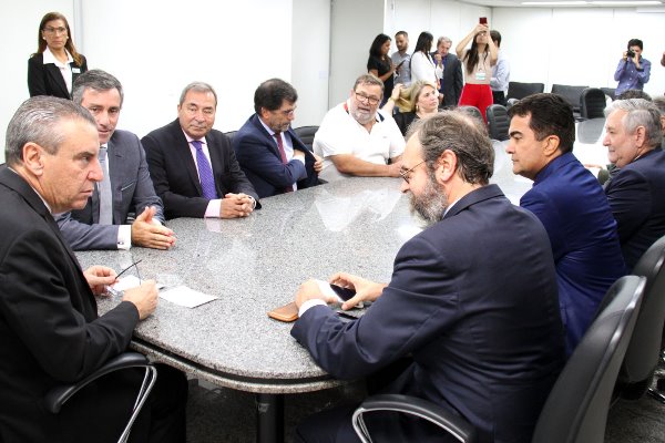 Deputado Paulo Corrêa, o cônsul Paulo Nascimento e demais participantes da reunião